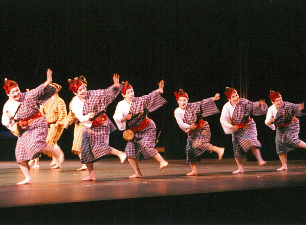 About Senju Kai Hawaii feature photo of Okinawan dance troupe dancing to taiko