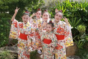 Senju Kai Hawaii cultural fusion 2017 little girls throwing peace signs